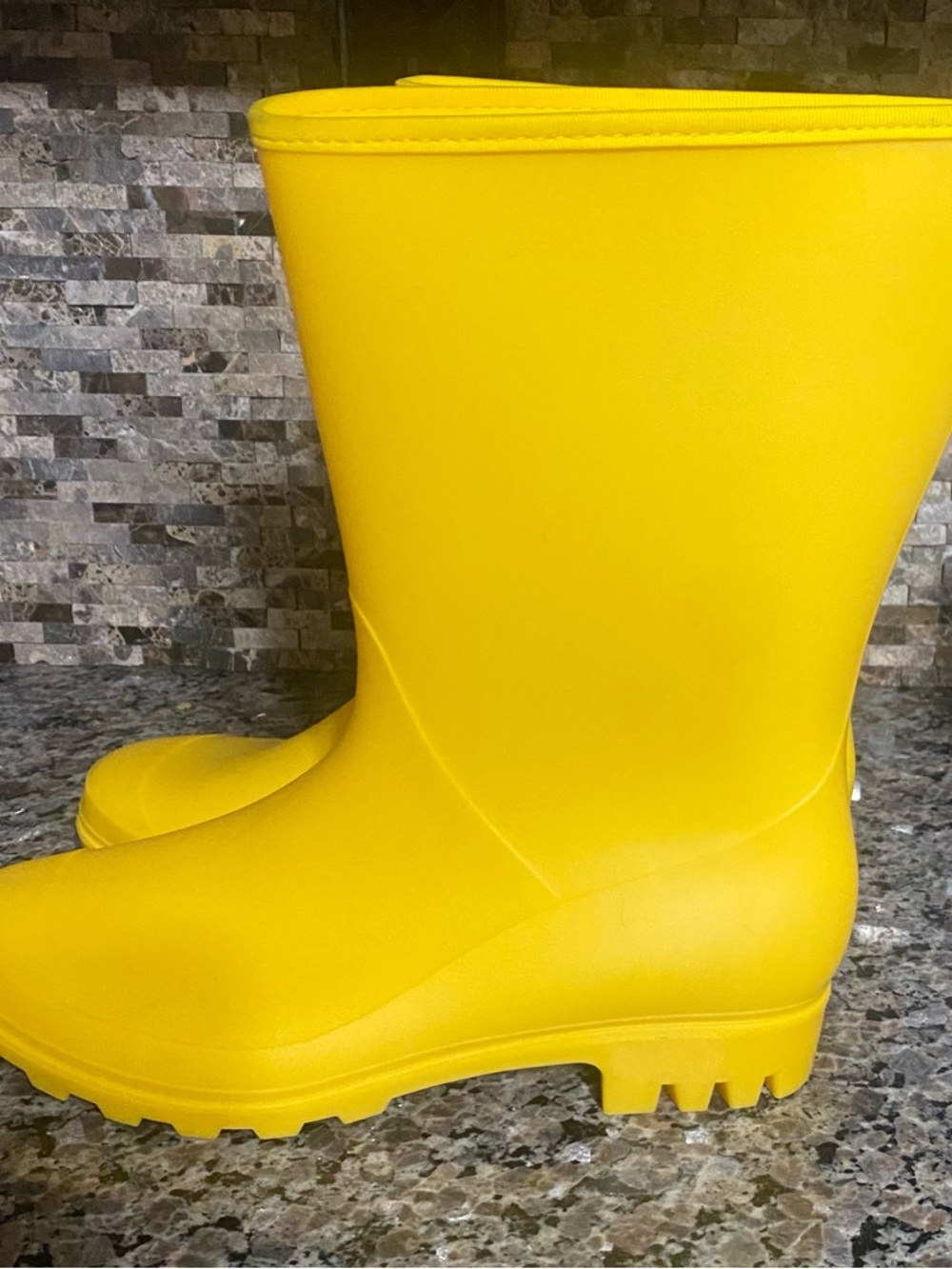 ADORABLE YELLOW RAIN BOOTS. BRAND NEW. SIZE 8